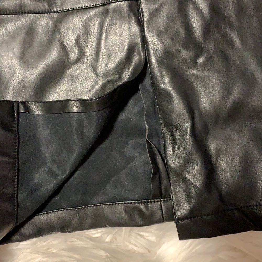 Black Belted Faux Leather Skirt 🖤 - Picture 4 of 6